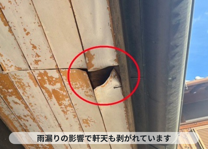 猪名川町　板金工事を行う庇屋根は雨漏りの影響で軒天が剥がれてます