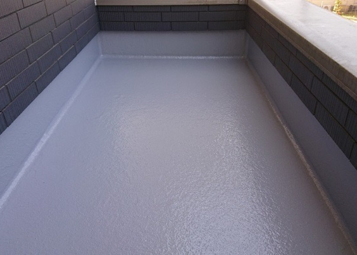 宝塚市　バルコニーのＦＲＰ防水メンテナンス工事を行なった後の様子