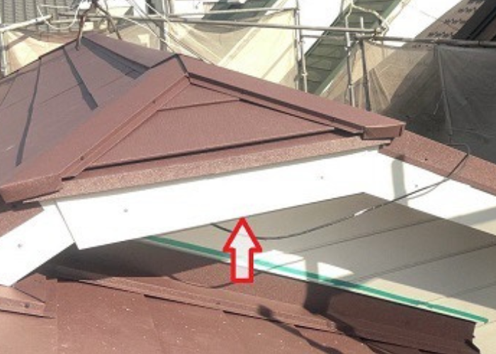 猪名川町 木製破風板の剥がれを解消するために破風板板金巻き工事を行う工事完了