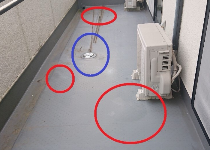神戸市中央区でベランダ床が膨れていた既存の防水床の様子