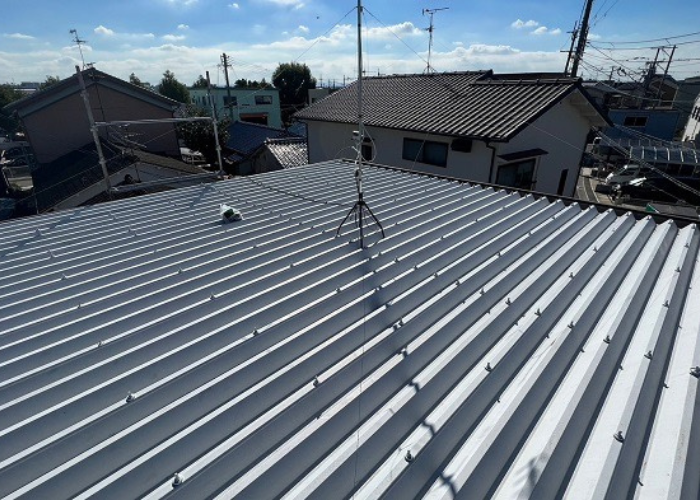伊丹市で折板屋根へのカバー工事を行う前の様子