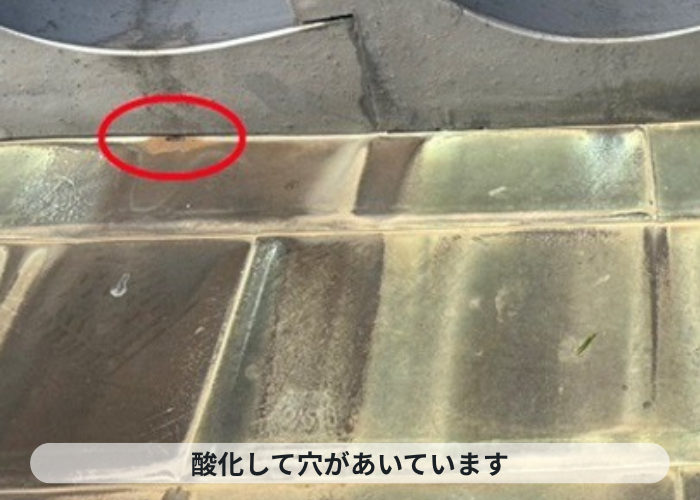 猪名川町　庇屋根が酸化して穴が空いている様子