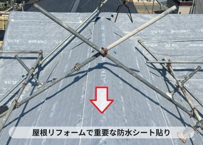 神戸市中央区 急勾配な屋根リフォームで防水シートを貼っている様子