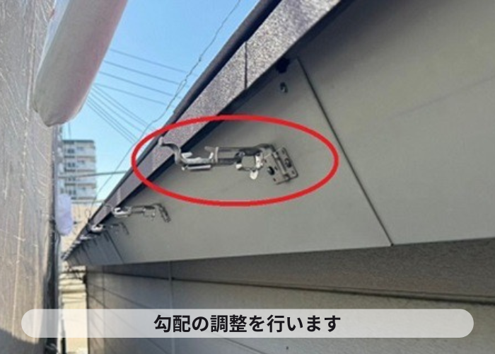 猪名川町 外れかけの雨樋交換としてステンレス金具とシルビスケアPC50を使用する現場でステンレス製金具設置