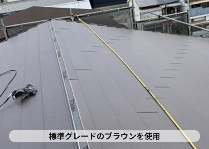 猪名川町 屋根カバー工事でIG工業スーパーガルテクトを葺いている様子