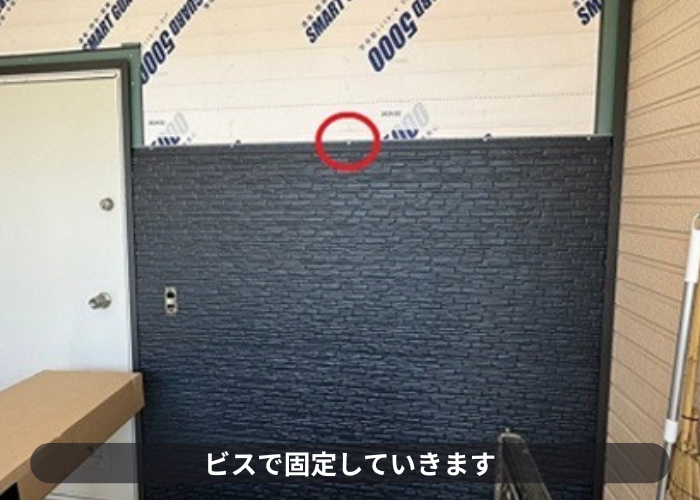 猪名川町　ビスを使用して金属サイディングを固定している様子