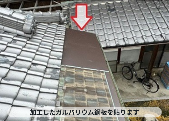 猪名川町　板金工事で酸化して穴の開いた庇屋根の上にガルバリウム鋼板を貼っている様子