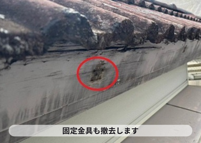 猪名川町 外れかけの雨樋交換としてステンレス金具とシルビスケアPC50を使用する現場で固定金具撤去