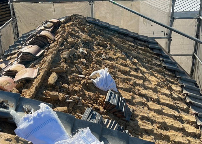 三田市　瓦屋根リフォーム工事で既存の瓦屋根を撤去している様子