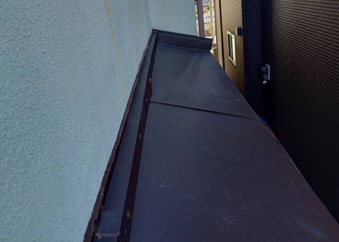 伊丹市で1階屋根の錆びたトタンをガルバリウム鋼板でカバーした後の様子