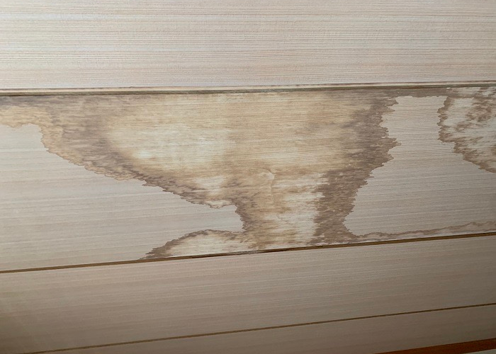 三田市　連棟屋根から雨漏りして天井にシミが出来ている様子