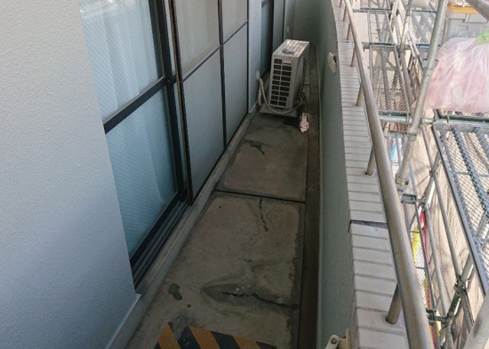 猪名川町 マンションでバルコニーの防水工事を行う前の様子