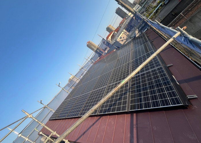 宝塚市で築15年片流れのスレート屋根へ太陽光パネル脱着ありのカバー工法した後の様子