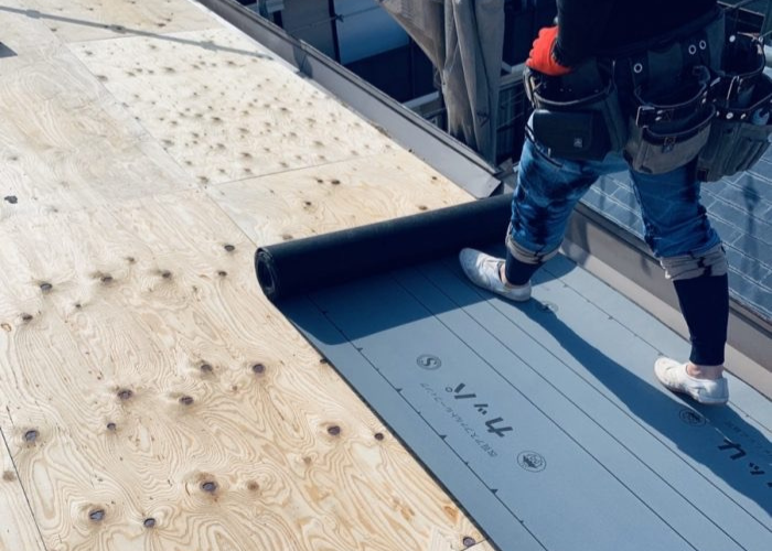 三田市　屋根下地工事で防水シートを貼っている様子