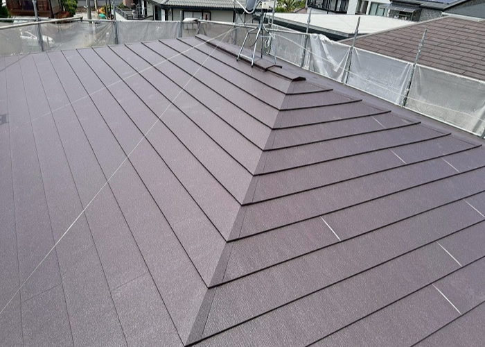 宝塚市で2階建て寄棟形状の屋根カバー工事で差し棟を使用した後の様子