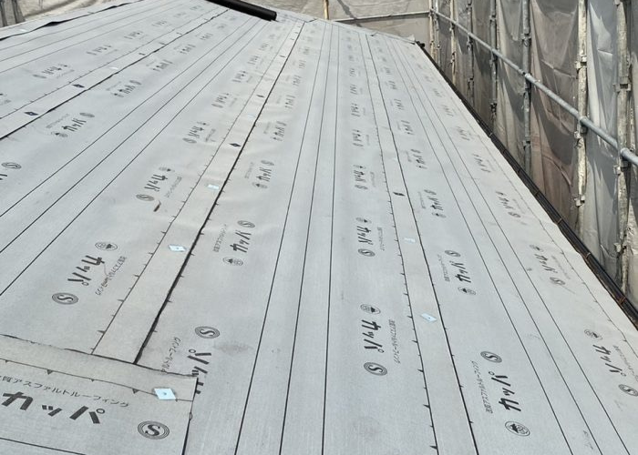 三田市　　屋根葺き替え工事で防水シートを貼った様子