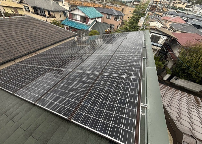 宝塚市で築15年片流れのスレート屋根へ太陽光パネル脱着ありのカバー工法する前の様子