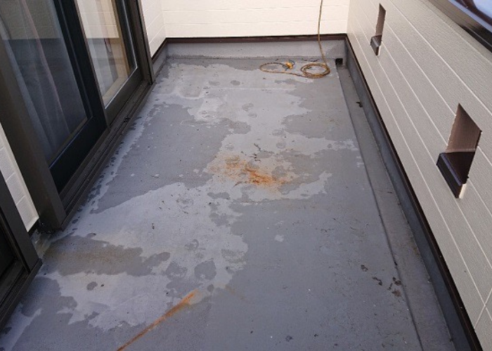 神戸市東灘区で雨漏りしているバルコニーの防水工事を行う前の様子