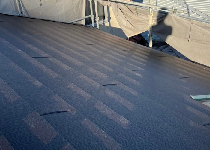 三田市　瓦屋根リフォーム工事でIG工業スーパーガルテクトを葺いている様子