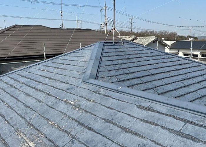 三木市でコロニアル屋根へカバー工法を行う前の様子