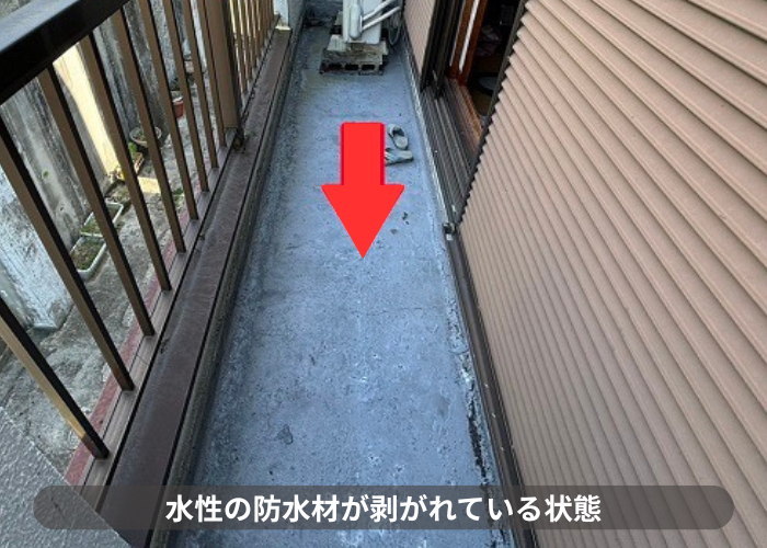 猪名川町　水性の防水材が剥がれている様子