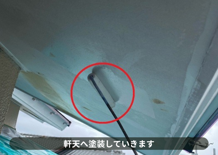 三木市　軒天へ塗装している様子