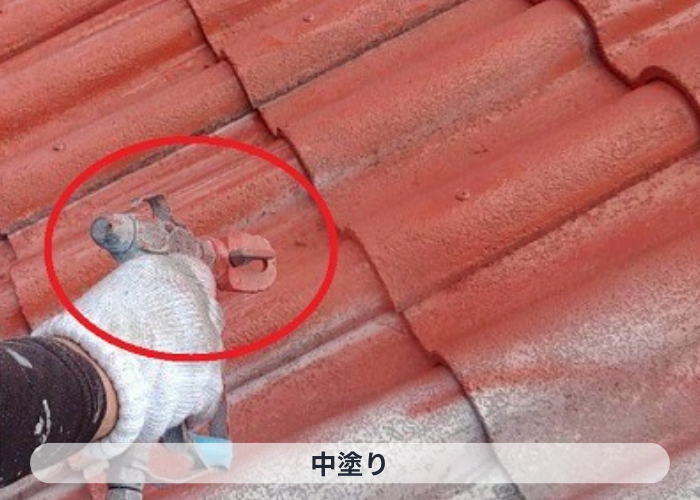 猪名川町　日本ペイントの遮熱塗料を用いてセメント瓦屋根を塗装で中塗り