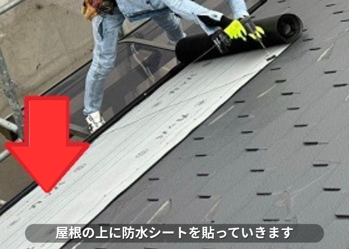 加東市　2階建ての屋根台風対策で割れの多いスレート屋根の上に防水シートを貼っている様子