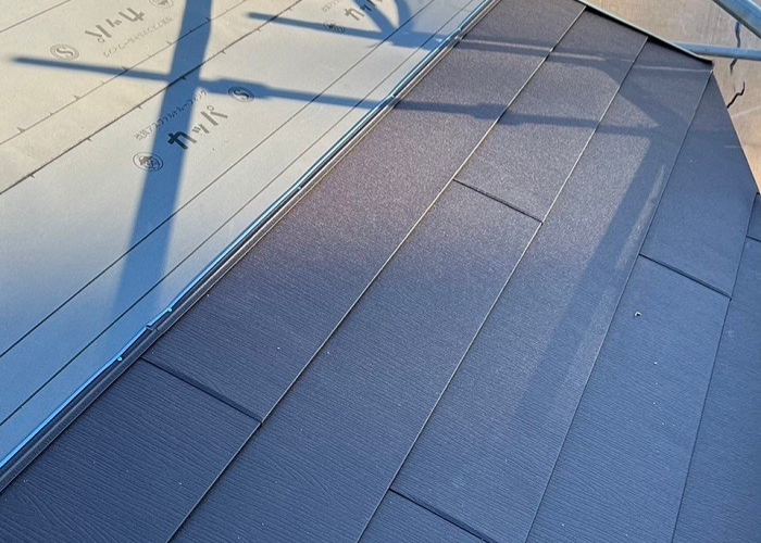 三田市　瓦屋根リフォーム工事でIG工業スーパーガルテクトを葺いている様子