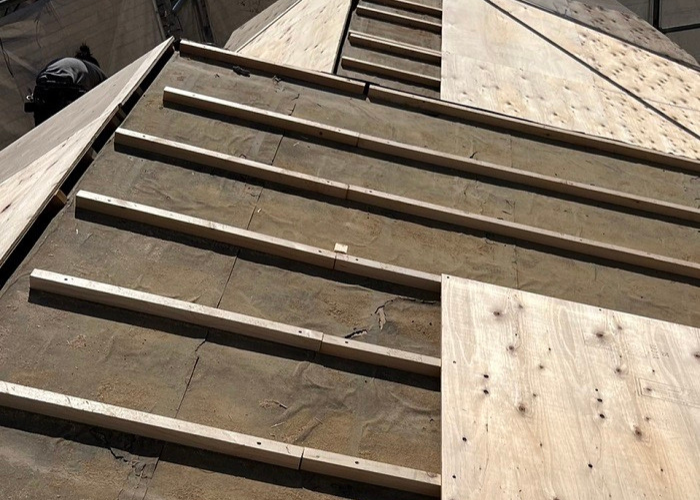 三田市　瓦屋根リフォーム工事で下地用合板を貼っている様子