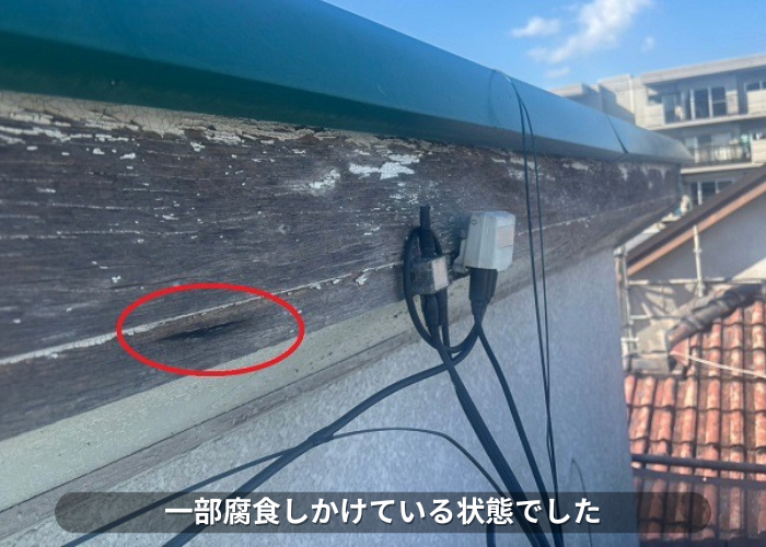 芦屋市　木製破風板が腐食している様子