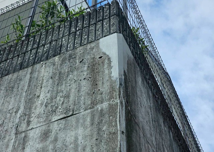 川西市でコンクリート基礎の欠損補修として軽量モルタルを使用した後の様子