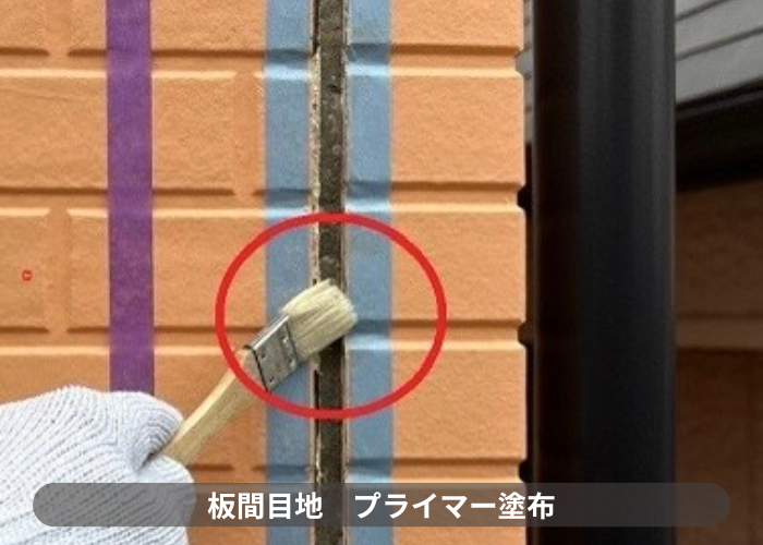 猪名川町　外壁目地補修にオートンシーランドを使用した現場でプライマー塗布