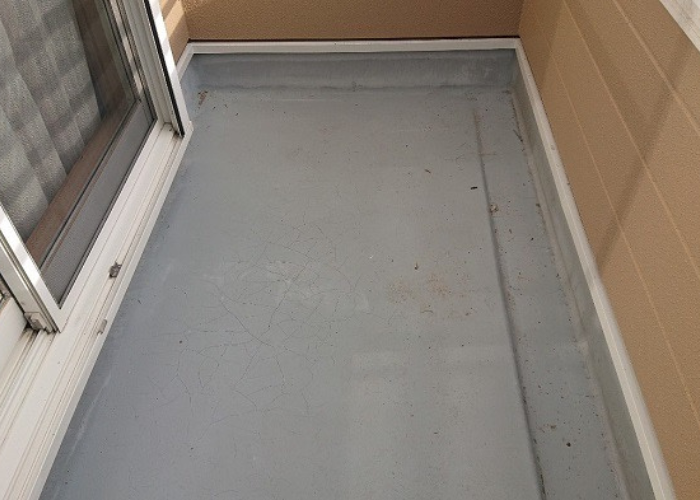 神戸市東灘区でベランダのＦＲＰ防水のメンテナンスを行う前の様子