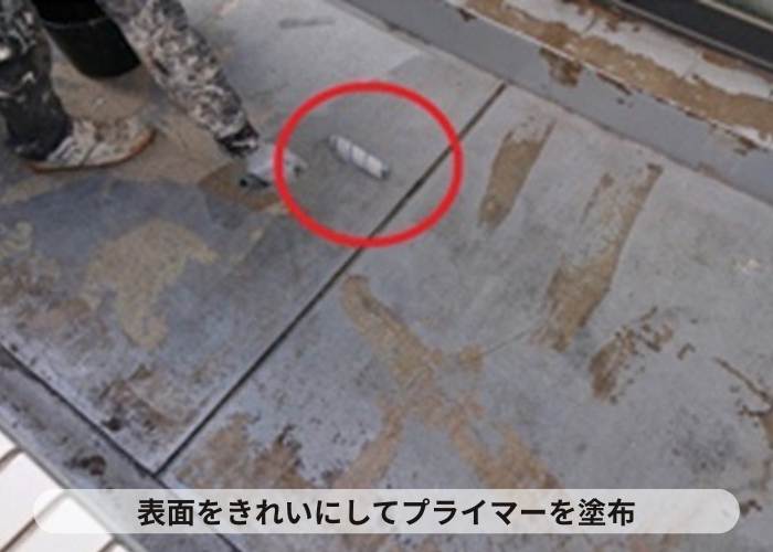 猪名川町 マンションでバルコニーにプライマーを塗っている様子