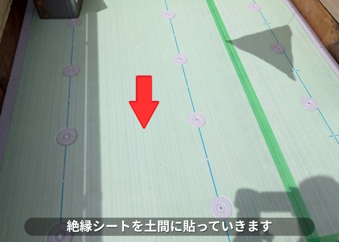 丹波篠山市で大和ハウス戸建てのベランダシート防水を優良業者が貼り換えで絶縁シートを土間に貼っている様子