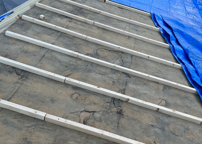 三田市　瓦屋根リフォーム工事で下地の垂木を取り付けている様子