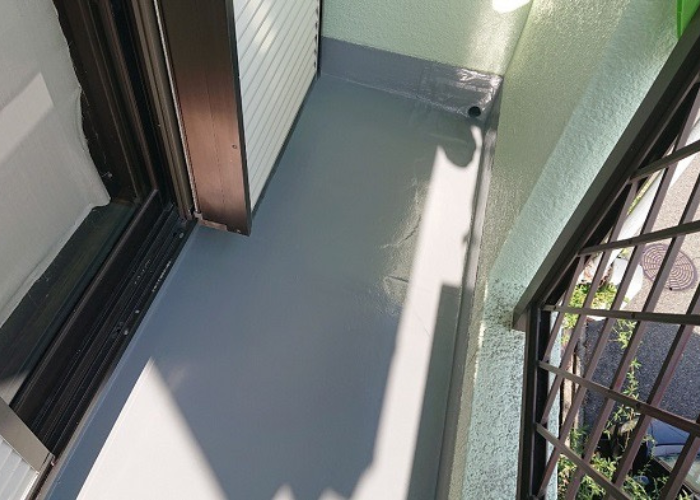 猪名川町 雨漏りを解消するためにベランダ防水工事を行った後のウレタン防水工事