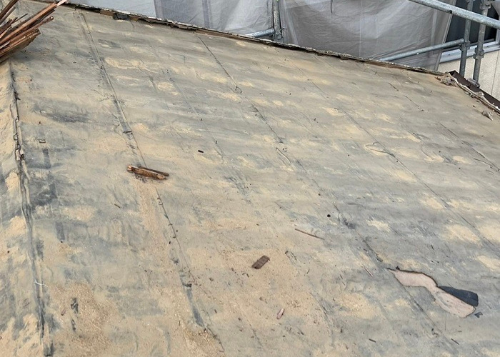 三田市　瓦屋根リフォーム工事で既存の瓦屋根を撤去した後の様子