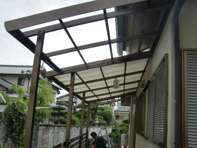 岸和田市西之内町でテラス屋根延長中