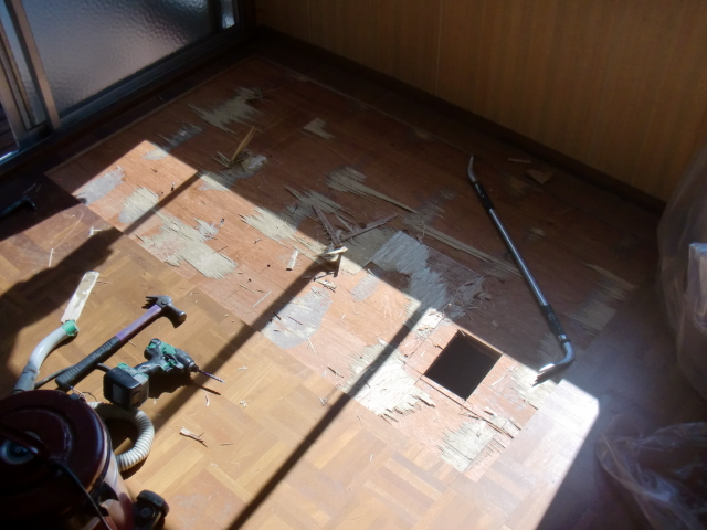 岸和田市小松里町の二階の床に開口