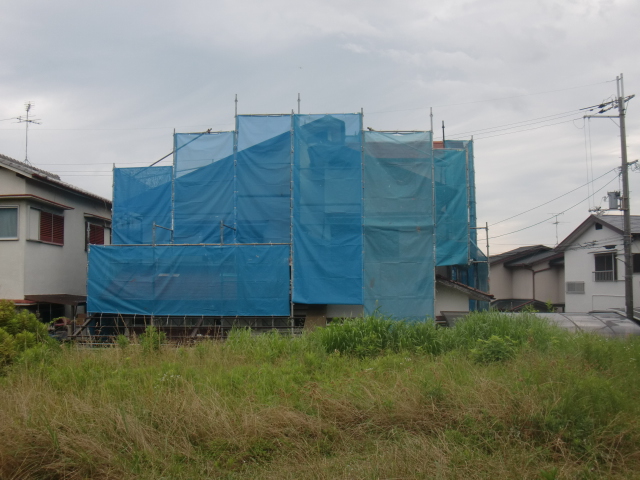 岸和田市摩湯町で足場にメッシュシート張り