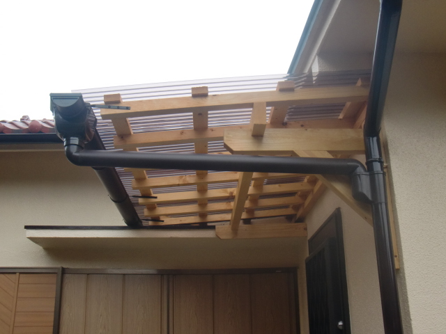 岸和田市の庇に波板と雨樋設置