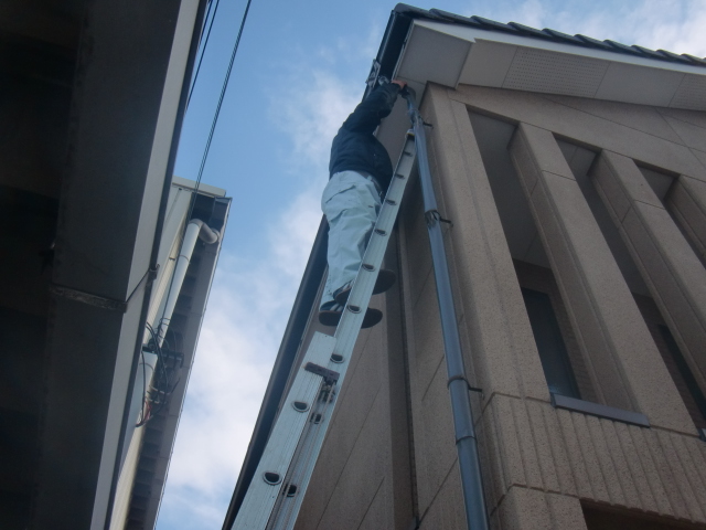 泉大津市の既存雨樋撤去中