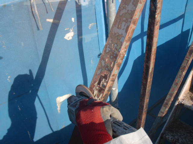 岸和田市の階段の手すりの錆落とし