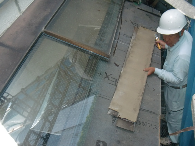 岸和田市春木本町で下屋の板金張替え中！