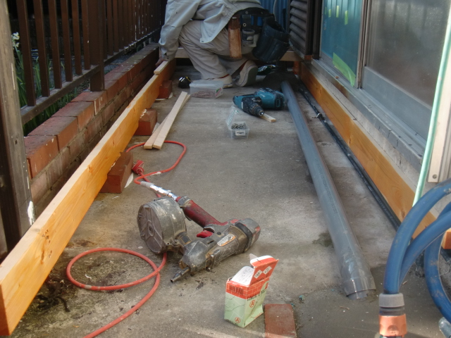 岸和田市土生町の物干し場の土台設置