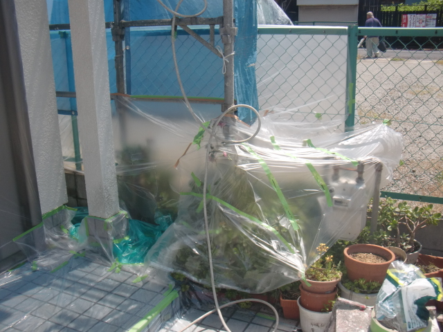 岸和田市春木本町で塗装前に植木などを養生