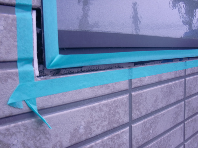 岸和田市尾生町の窓周りのシーリング撤去