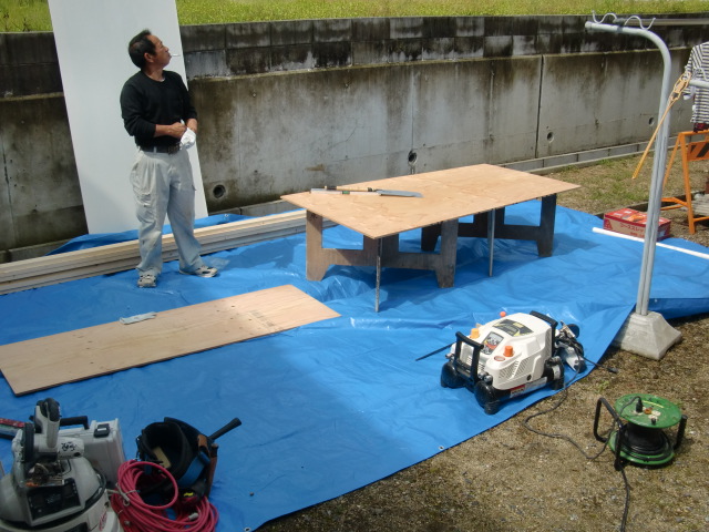 岸和田市大沢町の落下した庇の復旧工事　2日目